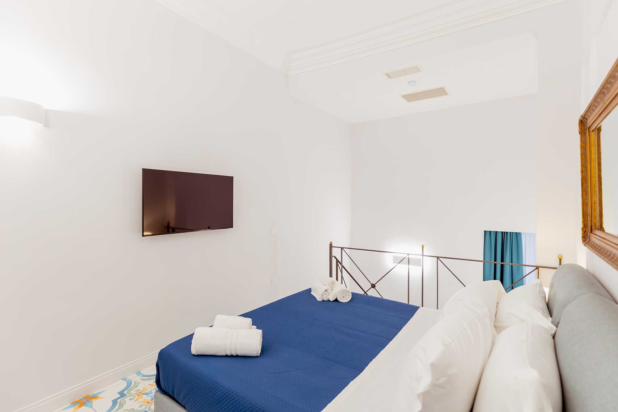 Atri Rooms Centro Storico Napoli – Vesuvio Room 8